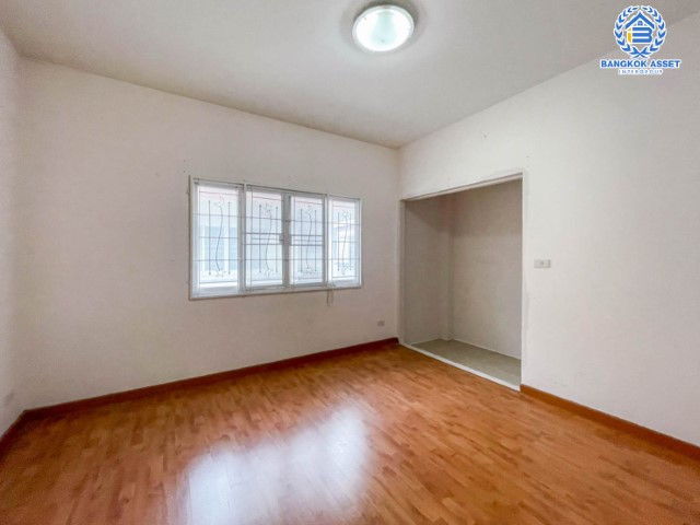 *****บ้านแฝดมือสอง ม.นันท์นรินทร์ นาวง-ดอนเมือง บ้านแฝดพร้อมอยู่ เนื้อที่ 35.5 ตร.ว. ฟังก์ชัน 3 ห้องนอน 3 ห้องน้ำ จอดรถได้ 2 คัน บนทำเลดีที่สุด ราคาคุ้มสุดในย่านนี้! เชื่อมต่อทุกการเดินทาง ใกล้สนามบินดอนเมือง ทางด่วน "อุตราภิมุข" และรถไฟฟ้าสายสีแดงเข้ม "สถานีหลักหก"